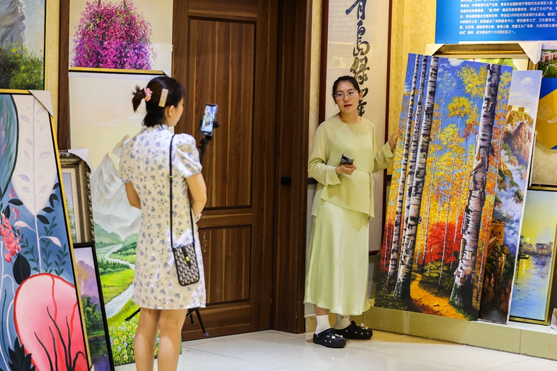 當(dāng)天，有200多幅油畫(huà)作品在線上成交，被國(guó)內(nèi)外的顧客購(gòu)買(mǎi)。