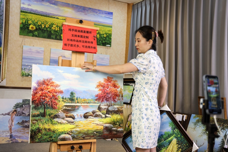如今，這里創(chuàng)作的油畫作品俏銷歐洲和北美20多個(gè)國(guó)家和地區(qū)，國(guó)內(nèi)銷售實(shí)現(xiàn)了各個(gè)省份全覆蓋，年銷售額達(dá)到3億元。