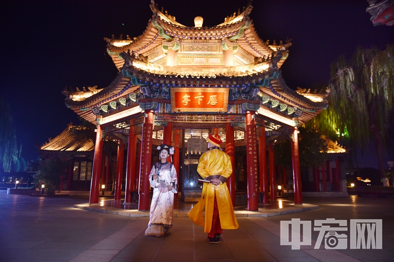 此外，歷下亭島還升起了一輪“超級月亮”，拍照打卡絕美出片。