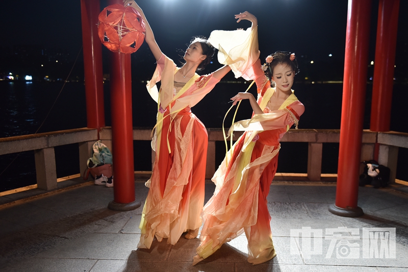 情景演藝結合乾隆夏雨荷、蓮鼓荷衣、非遺滾燈等文化元素，通過情景表演、舞蹈、古風音樂等形式，展現濟南深厚的傳統文化底蘊和泉水人文魅力。