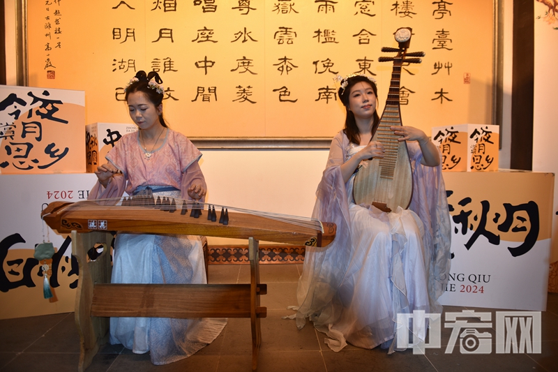 市民游客可乘坐畫舫，沿湖賞月，觀看演藝，沉浸式體驗“明湖一片月，沉浸古韻風”的佳節氛圍。