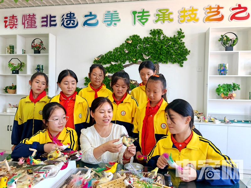 松枝鳥是用秫秸瓤、新舊棉花、羽毛和五色顏料等物做成的小鳥，因插在松枝上銷售而得名，是魯南地區傳統的民間手工藝品。