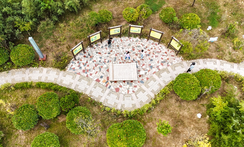 10月7日，在山東省青島市即墨區(qū)溫泉街道錢谷村，小朋友們?cè)谔咔蛲嫠！?>
                    </div>
                    <div   id=