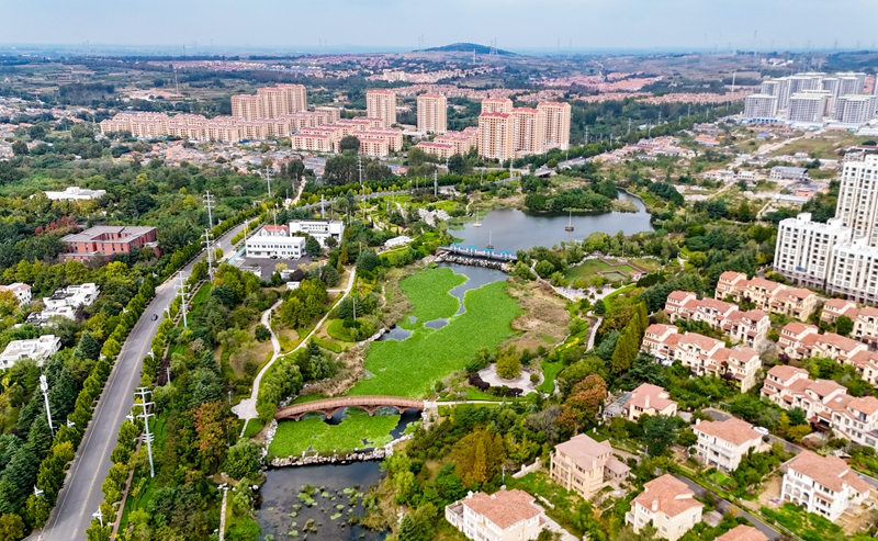 近年來，山東省青島市即墨區(qū)溫泉街道全面踐行“綠水青山就是金山銀山”的發(fā)展理念，圍繞自然生態(tài)美、人居環(huán)境美、產(chǎn)業(yè)特色美的工作思路，對全域水系、山頭、濕地進行治理修復，將生態(tài)保護與產(chǎn)業(yè)發(fā)展、民生改善、休閑旅游、美麗鄉(xiāng)村建設(shè)緊密結(jié)合，讓城市更加宜居、宜業(yè)、宜游，群眾獲得感、幸福感、安全感不斷增強。