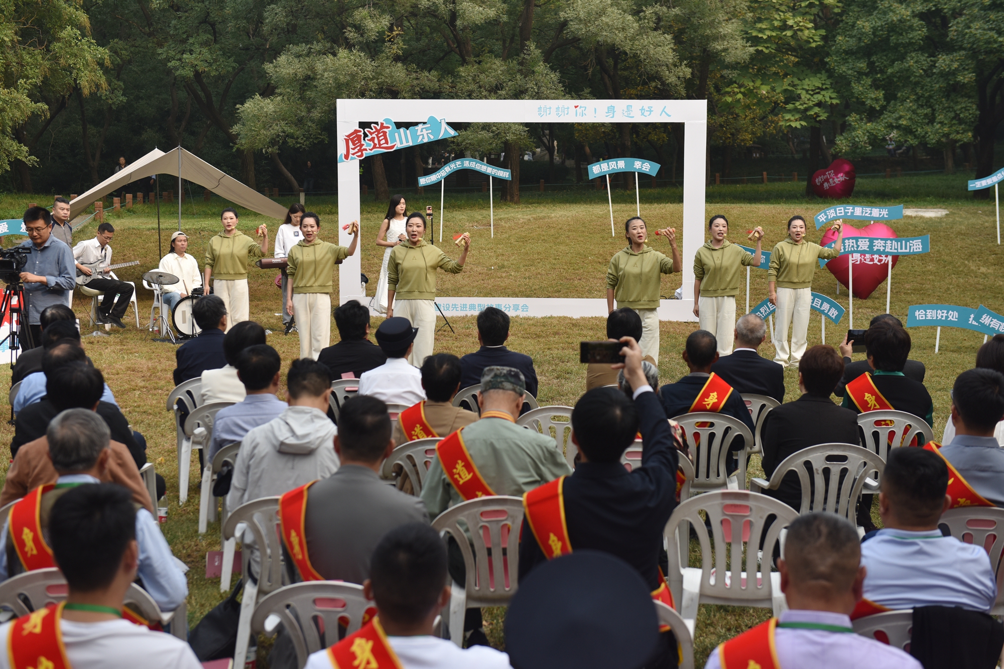 中宏網山東10月16日電 10月15日下午，“謝謝你！身邊好人”濟南市公民道德建設先進典型故事分享會（第二場）在千佛山風景名勝區舉行。（攝影 王平）