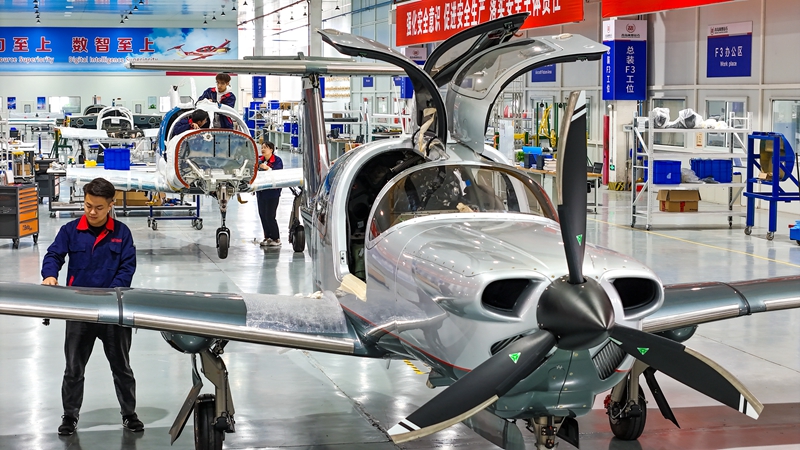 落地飛機整機生產、復合材料制造、零部件生產、飛行服務等配套項目12個。