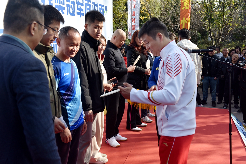 今年以來，園林和體育部門廣泛聽取市民群眾意見，兼顧健身、游園、管理要求，繼續增加乒乓球臺數量，截至目前已在全市公園內新建乒乓球臺113張，超額完成全年新建100張的任務目標。