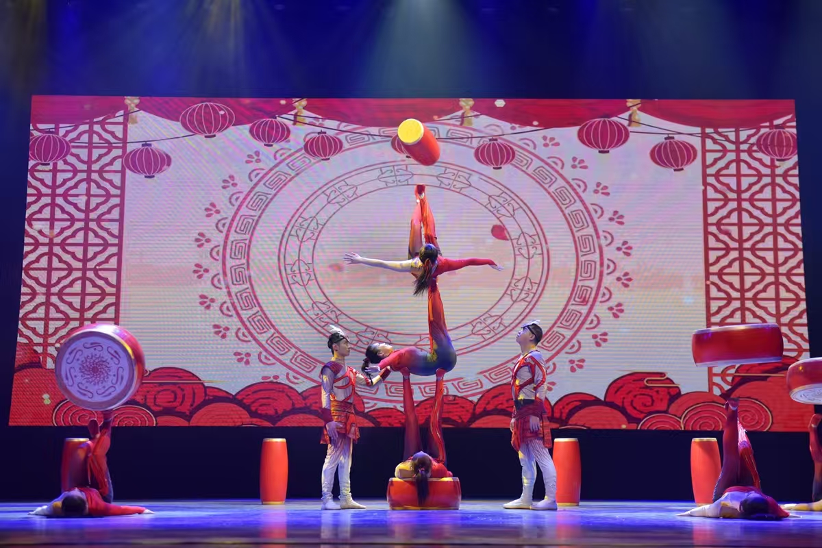 雜技《蹬鼓》《柔術(shù)》《男子技巧》……高難度動(dòng)作，驚險(xiǎn)刺激的演出，展現(xiàn)雜技演員的超凡技藝，讓觀眾目不暇接！