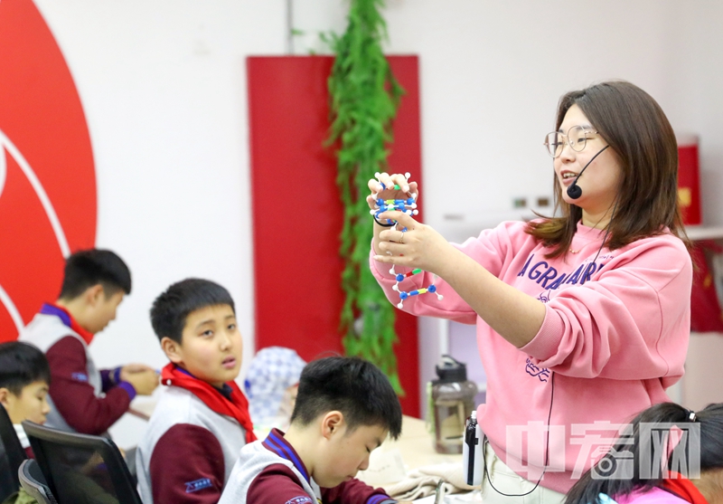 中宏網山東2月12日電 2月10日，隨著寒假即將結束，青島大學路小學六年級四班的同學們走進青島華大基因研究院，開啟了一場別開生面的“開學第一課”。（攝影 張進剛）