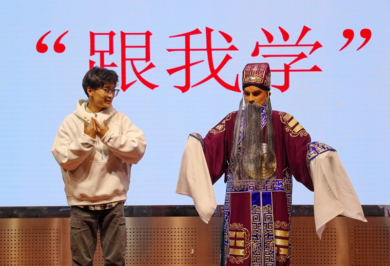 中宏網山東4月2日電 3月30日，山東科技大學舉辦非遺戲曲進校園活動，吸引了眾多中外大學生參與體驗。（攝影 張進剛）