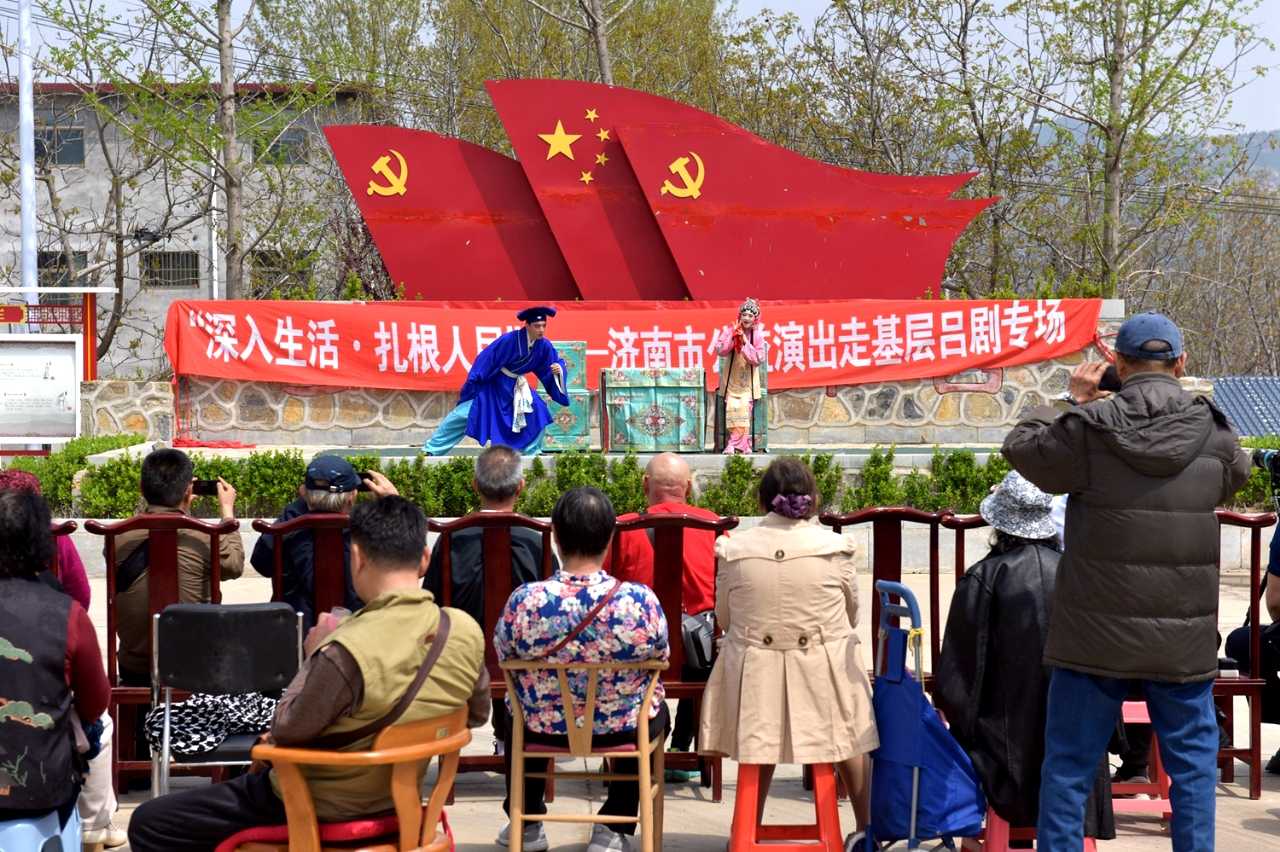 中宏網山東4月10日電 4月9日，濟南市戲曲曲藝中心濟南市呂劇院公益演出走基層呂劇專場系列活動走進南山區核桃園村，演出山東呂劇經典劇目《喝面葉》。（攝影 王平）