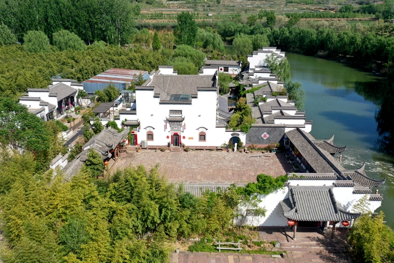 中宏網(wǎng)訊 4月25日，濟(jì)南市旅游宣傳推廣中心組織網(wǎng)絡(luò)名人、濟(jì)南大學(xué)、山東管理學(xué)院、山東女子學(xué)院、濟(jì)南護(hù)理職業(yè)學(xué)院以及大明湖街道舜井國(guó)際社區(qū)，組成“網(wǎng)絡(luò)名人+大學(xué)生旅行團(tuán)+在濟(jì)留學(xué)生”的全新陣容，赴平陰縣對(duì)特色企業(yè)、自然風(fēng)光進(jìn)行巡訪體驗(yàn)。（攝影 王平）